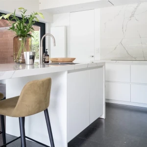 kitchen-project-continuous-surfaces-with-bookmatch-stoneware-slabs-atlas-plan-clamp_960_960_90.webp